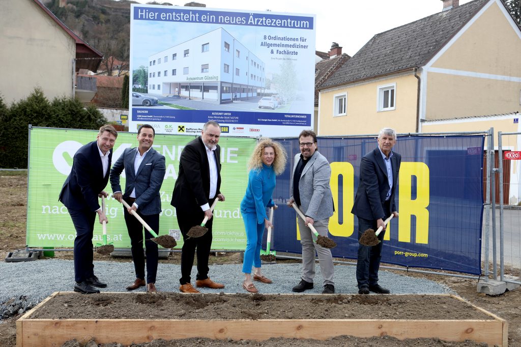 Spatenstich für neues Ärztezentrum in Güssing Burgenland
Michael Oberfeichtner, Geschäftsführer der bauausführenden Firma O.K. Energie Haus GmbH, Ärztekammer Burgenland-Präsident Dr. Christian Toth, Landeshauptmann Mag. Hans Peter Doskozil, Rita und Anton Weinhofer sowie Bürgermeister Vinzenz Knor beim Spatenstich in Güssing.