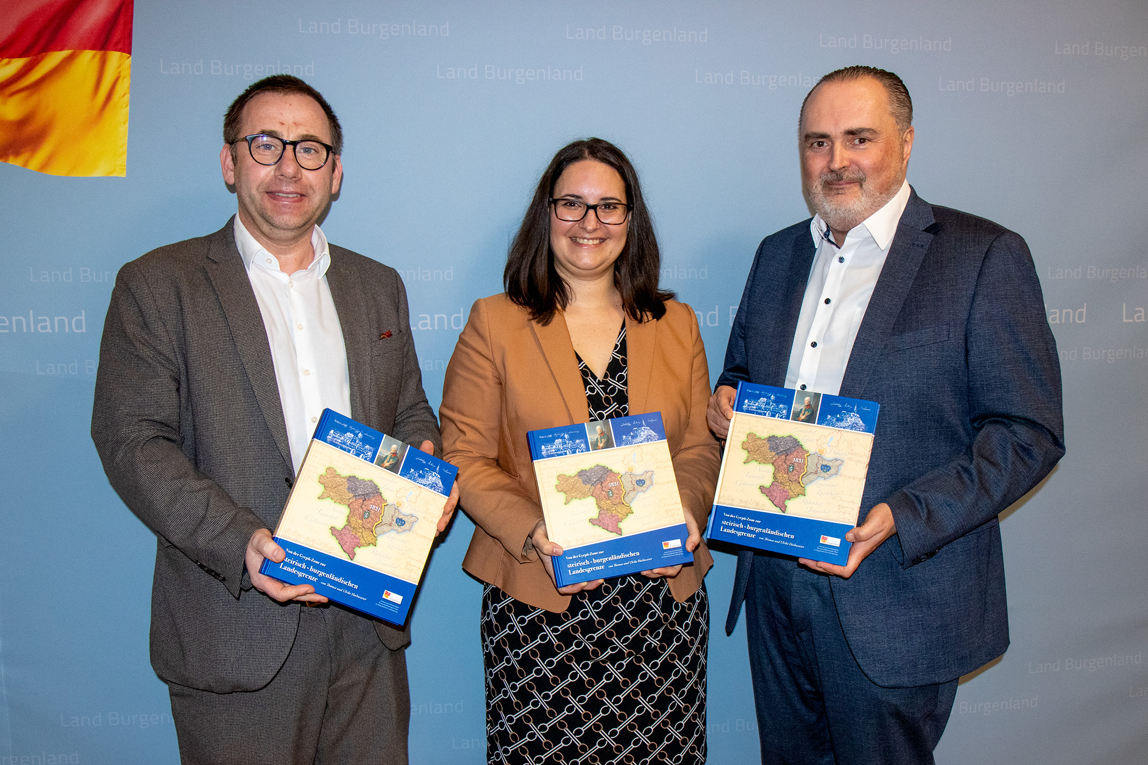 Neues Buch zur Entwicklung der westlichen Grenze im Süd-burgenland erschienen Südburgenland Burgenland Landeshauptmann Hans Peter Doskozil mit Thomas und Ulrike Hochwarter und ihrem Buch „Von der Gyepû-Zone zur steirisch-burgenländischen Landesgrenze“.