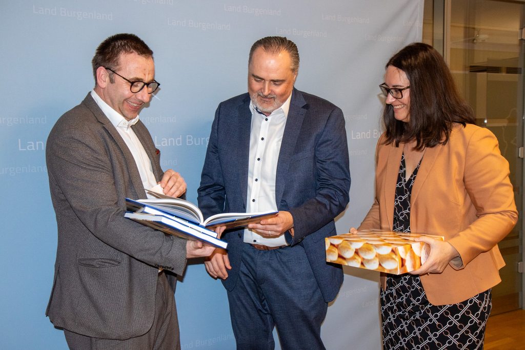 Neues Buch zur Entwicklung der westlichen Grenze im Süd-burgenland erschienen Südburgenland Burgenland Landeshauptmann Hans Peter Doskozil mit Thomas und Ulrike Hochwarter und ihrem Buch „Von der Gyepû-Zone zur steirisch-burgenländischen Landesgrenze“.