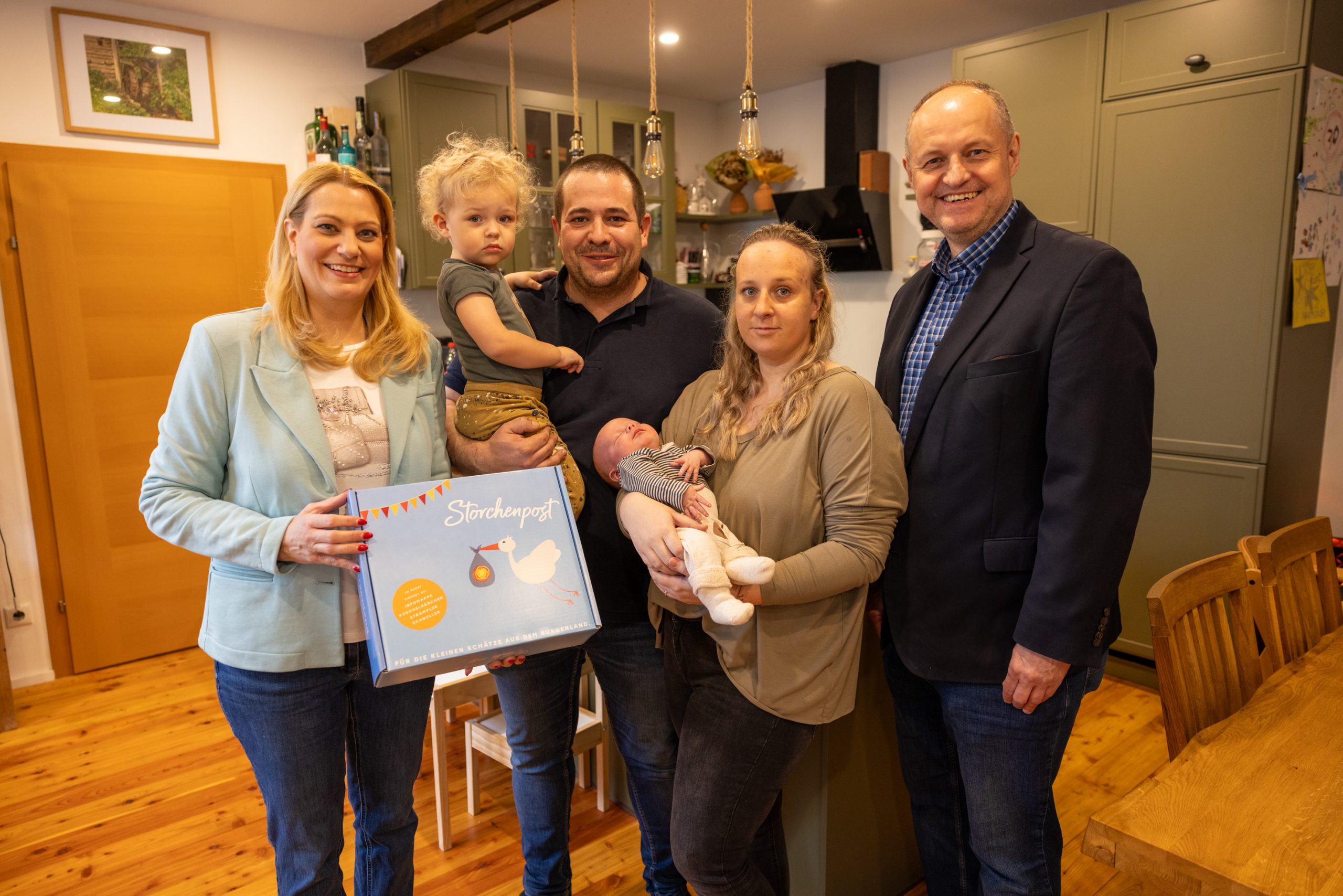 „Storchenpost“ an Eltern von Neugeborenen in Neudorf/Novo Selo überreicht Übergabe Storchenpost Benjamin Mikula: Landesrätin Daniela Winkler, Familie Mikula mit dem Neugeborenen Benjamin und Bürgermeister Karel Lentsch (v.l.).