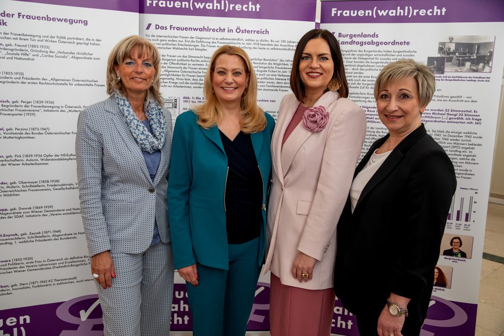 Wanderausstellung: "Frauen(wahl)recht im Fokus" – Eine Reise durch Politik und Geschichte im Burgenland
Landtagspräsidentin Mag.a Astrid Eisenkopf (2.v.r.) und Landesrätin Mag.a (FH) Daniela Winkler (2.v.l.) sowie die Landtagsabgeordneten Elisabeth Böhm (l.) und Claudia Schlager (r.) eröffneten die Wanderausstellung vor dem Landtagssitzungssaal.