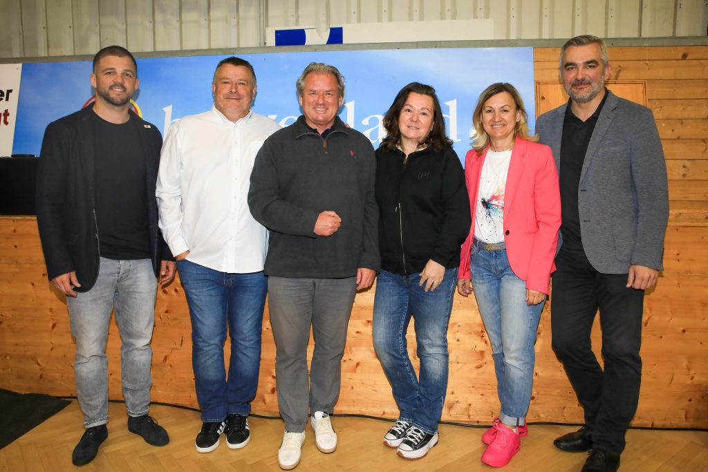 3. Austrian Open U15: LR Dorner begrüßt 360 Ringer aus acht Nationen Burgenland

ÖRS-Sportdirektor Ernst Benedikt, VIVA-Geschäftsführer Bernd Dallos, ÖRSV-Präsident Thomas Reichenauer und dessen Gattin Bettina, Mörbischs Bürgermeisterin Bettina Zentgraf und Sportlandesrat Heinrich Dorner im Sport Burgenland Landessportzentrum VIVA in Steinbrunn