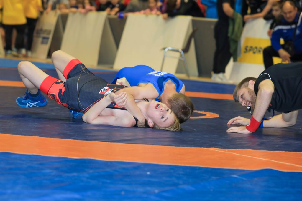 3. Austrian Open U15: LR Dorner begrüßt 360 Ringer aus acht Nationen Burgenland Sportlandesrat Heinrich Dorner gab gemeinsam mit ÖRSV-Präsident Thomas Reichenauer (2.v.r.), Mario Schindler (2.v.l.), Obmann und Sportchef des ASKÖ Ringersport VIVA Neufeld sowie Nationalteamtrainer, und ÖRSV-Sportdirektor Ernst Benedikt (1.v.r.) den Startschuss zum 3. Austrian Open U15 im Sport Burgenland Landessportzentrum VIVA in Steinbrunn