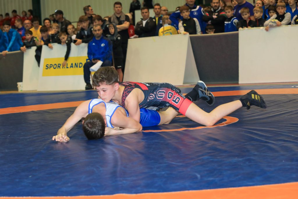 3. Austrian Open U15: LR Dorner begrüßt 360 Ringer aus acht Nationen Burgenland Sportlandesrat Heinrich Dorner gab gemeinsam mit ÖRSV-Präsident Thomas Reichenauer (2.v.r.), Mario Schindler (2.v.l.), Obmann und Sportchef des ASKÖ Ringersport VIVA Neufeld sowie Nationalteamtrainer, und ÖRSV-Sportdirektor Ernst Benedikt (1.v.r.) den Startschuss zum 3. Austrian Open U15 im Sport Burgenland Landessportzentrum VIVA in Steinbrunn