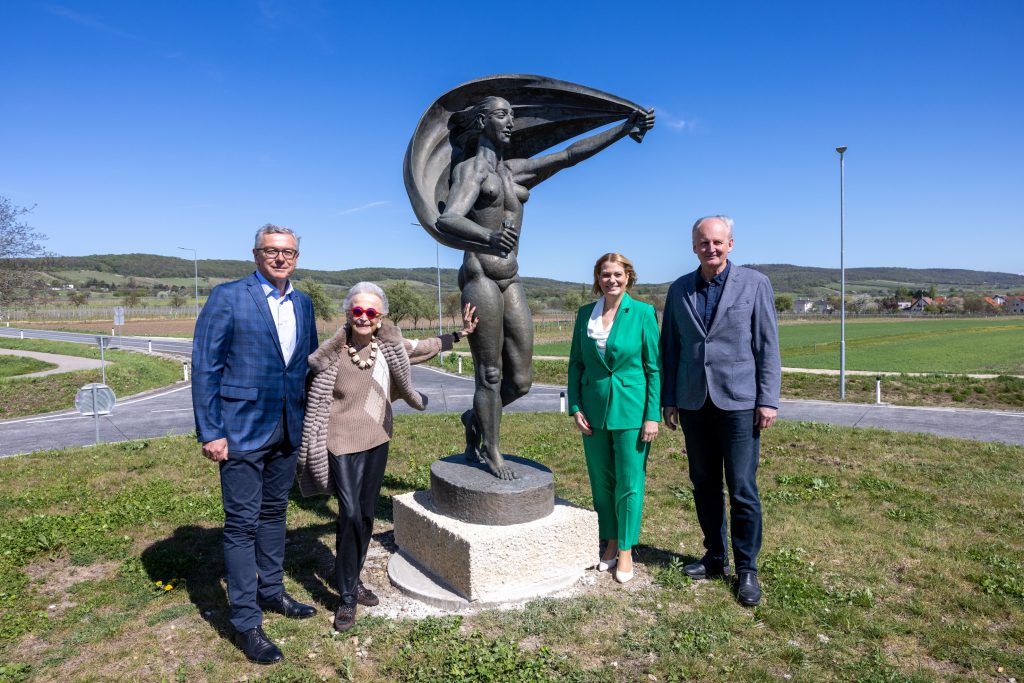 Feierliche Einweihung der Skulptur „Der Wind“ von Wander Bertoni am Kreisverkehr Winden-Breitenbrunn 
Breitenbrunns Bürgermeister Helmut Hareter, Witwe Dr.in Waltraud Bertoni, Landesrätin Mag.a (FH) Daniela Winkler und Landtagsabgeordneter Bürgermeister von Winden Erwin Preiner (v.l.).
