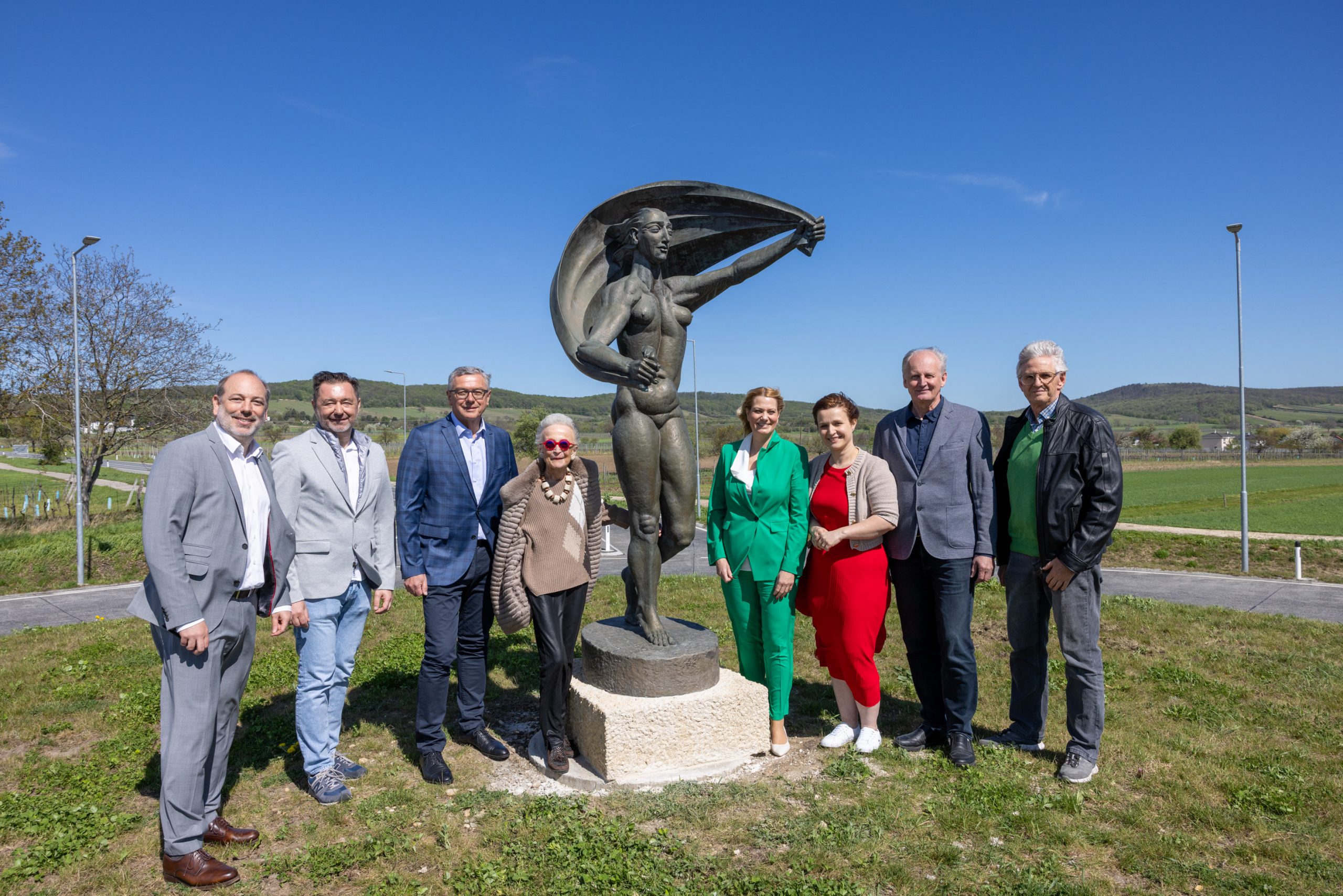 Feierliche Einweihung der Skulptur „Der Wind“ von Wander Bertoni am Kreisverkehr Winden-Breitenbrunn Landesrätin Daniela Winkler (4.v.r.) mit Witwe Waltraud Bertoni (4.v.l.) sowie Beteiligten bei der Einweihung der Skulptur.