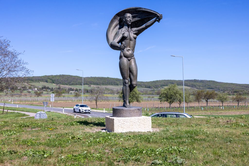 Feierliche Einweihung der Skulptur „Der Wind“ von Wander Bertoni am Kreisverkehr Winden-Breitenbrunn Landesrätin Daniela Winkler (4.v.r.) mit Witwe Waltraud Bertoni (4.v.l.) sowie Beteiligten bei der Einweihung der Skulptur.