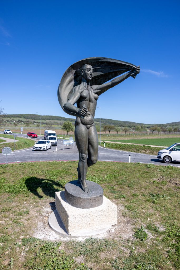 Feierliche Einweihung der Skulptur „Der Wind“ von Wander Bertoni am Kreisverkehr Winden-Breitenbrunn Landesrätin Daniela Winkler (4.v.r.) mit Witwe Waltraud Bertoni (4.v.l.) sowie Beteiligten bei der Einweihung der Skulptur.