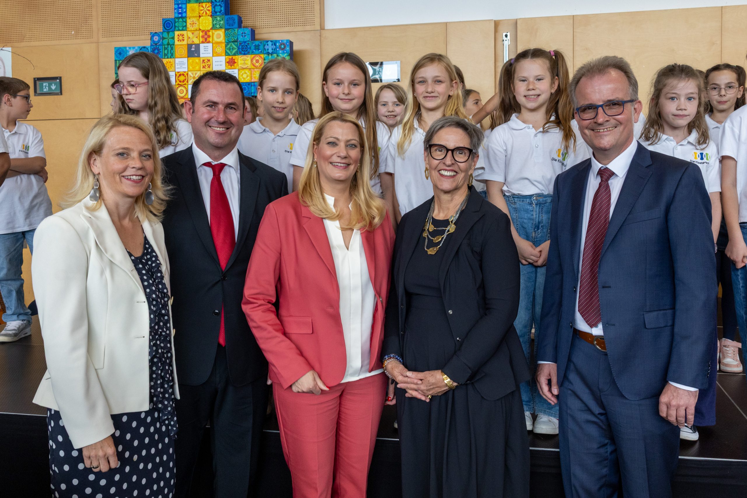 Klosterschule Neusiedl am See feiert 150-jähriges Jubiläum Gruppenbild (vlnr.) Martha Mikulka (GF, VOSÖ), Sascha Baumgartner (Direktor Volksschule), Landesrätin Daniela Winkler, Maria Habersack (Vorstandsvorsitzende der VOSÖ), Wolfgang Borbely (Direktor Mittelschule).