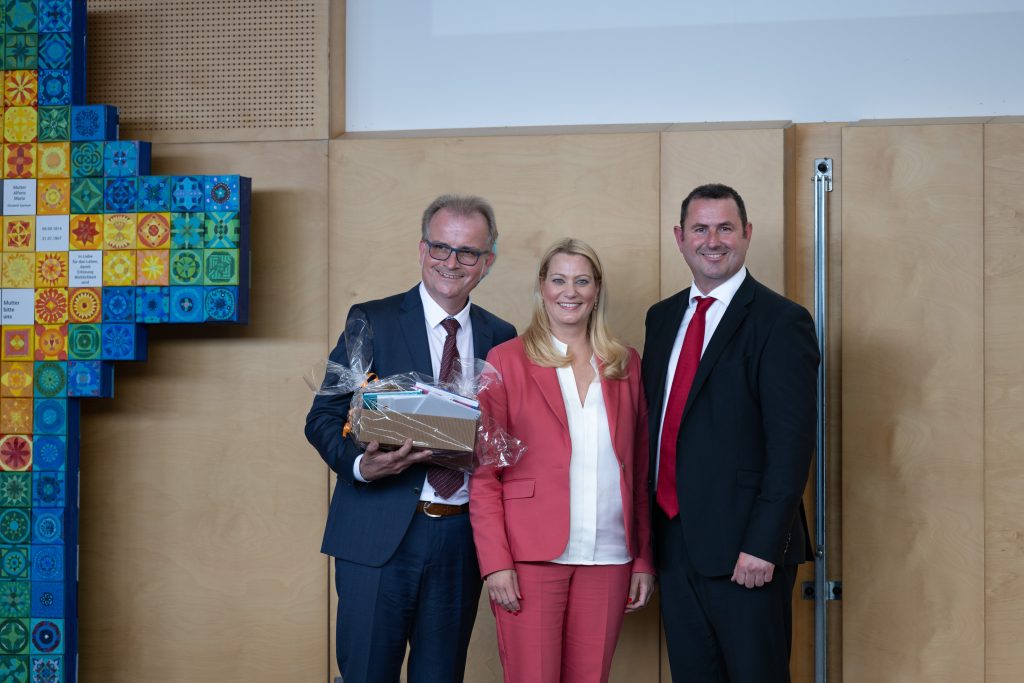 Klosterschule Neusiedl am See feiert 150-jähriges Jubiläum 
Feierten das Schuljubiläum: (vlnr.) Wolfgang Borbely (Direktor Mittelschule), Landesrätin Daniela Winkler, Sascha Baumgartner (Direktor Volksschule).