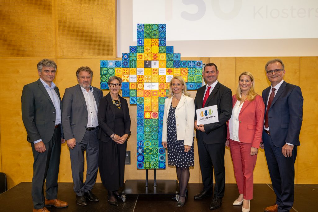 Klosterschule Neusiedl am See feiert 150-jähriges Jubiläum 
Gruppenbild (vlnr.) Werner Zwickl (SQM, Bildungsdirektion Burgenland), Alfred Lehner (Bildungsdirektor Burgenland), Maria Habersack (Vorstandsvorsitzende der VOSÖ), Martha Mikulka (GF, VOSÖ), Sascha Baumgartner (Direktor Volksschule), Landesrätin Daniela Winkler, Wolfgang Borbely (Direktor Mittelschule).