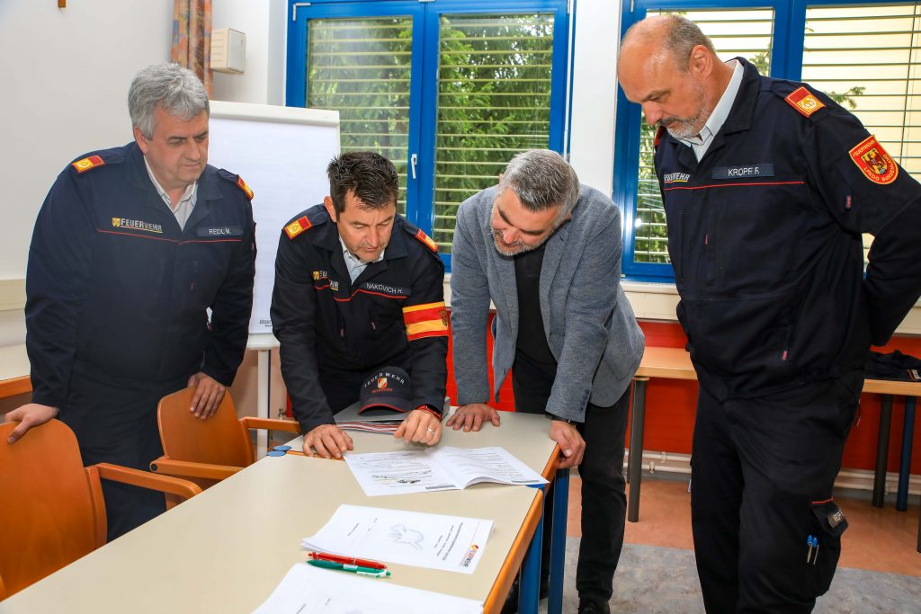 Erfolgreiche "Feuerwehrmatura": 42 neue "Goldene" im Burgenland Eisensadt Dorner Stefan Lomosits (3.v.r.) von der Freiwilligen Feuerwehr Draßburg, ist einer der erfolgreichen Prüflinge zum FLA in Gold Landesfeuerwehrreferent Landesrat Heinrich Dorner besuchte Samstagvormittag den Bewerb und informierte sich über den Ablauf und den Umfang der Prüfung (v.l.): Landesfeuerwehrkommandanten-Stellvertreter LBDS Martin Reidl, Bewerbsleiter Landesfeuerwehrkommandanten-Stellvertreter LBDS Harald Nakovich, Landesfeuerwehrreferent Landesrat Heinrich Dorner und Landesfeuerwehrkommandant LBD Ing. Franz Kropf im Landesfeuerwehrverband in Eisenstadt