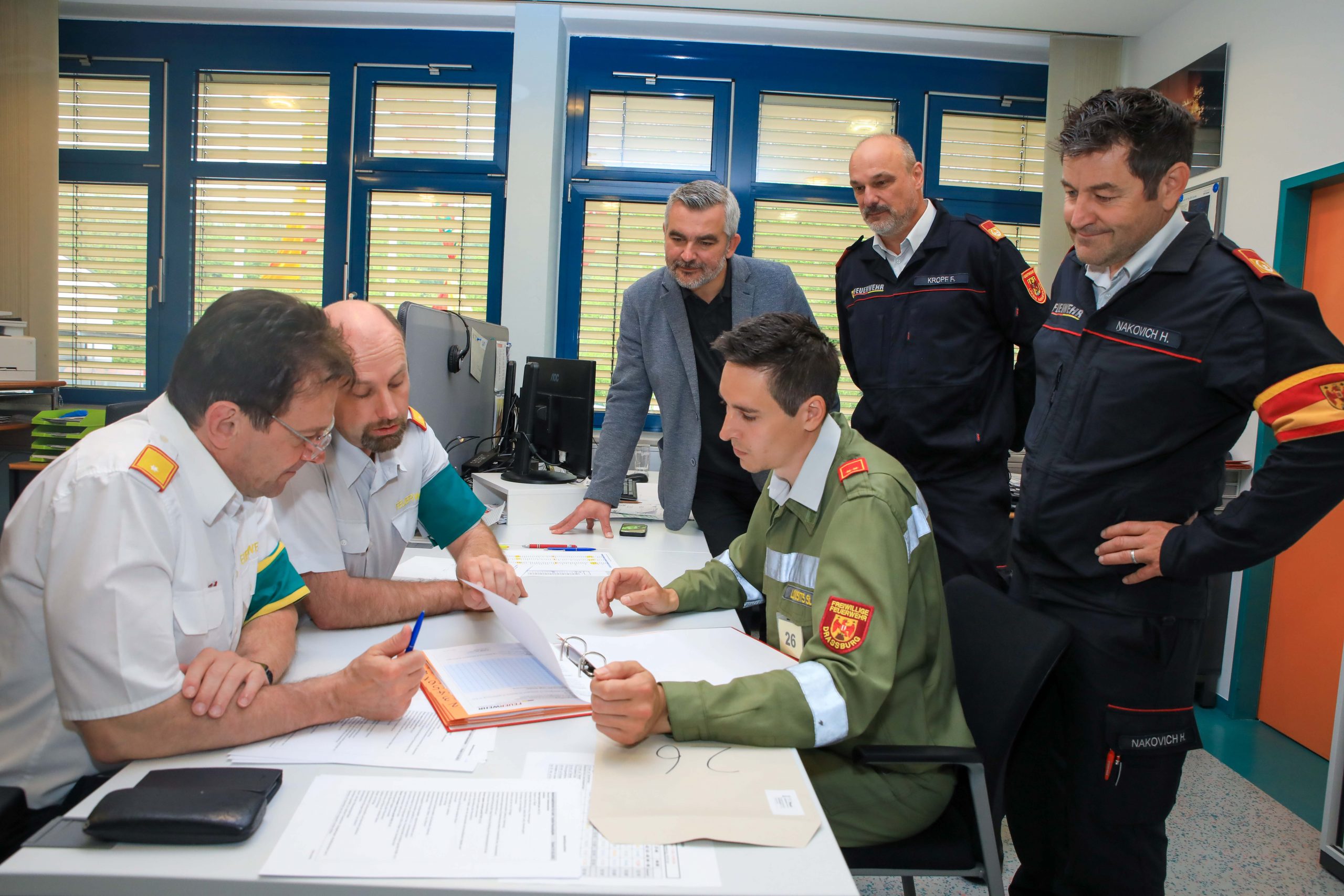 Erfolgreiche "Feuerwehrmatura": 42 neue "Goldene" im Burgenland Eisensadt Dorner Stefan Lomosits (3.v.r.) von der Freiwilligen Feuerwehr Draßburg, ist einer der erfolgreichen Prüflinge zum FLA in Gold Landesfeuerwehrreferent Landesrat Heinrich Dorner besuchte Samstagvormittag den Bewerb und informierte sich über den Ablauf und den Umfang der Prüfung (v.l.): Landesfeuerwehrkommandanten-Stellvertreter LBDS Martin Reidl, Bewerbsleiter Landesfeuerwehrkommandanten-Stellvertreter LBDS Harald Nakovich, Landesfeuerwehrreferent Landesrat Heinrich Dorner und Landesfeuerwehrkommandant LBD Ing. Franz Kropf im Landesfeuerwehrverband in Eisenstadt