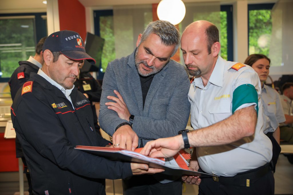 Erfolgreiche "Feuerwehrmatura": 42 neue "Goldene" im Burgenland Eisensadt Dorner Stefan Lomosits (3.v.r.) von der Freiwilligen Feuerwehr Draßburg, ist einer der erfolgreichen Prüflinge zum FLA in Gold Landesfeuerwehrreferent Landesrat Heinrich Dorner besuchte Samstagvormittag den Bewerb und informierte sich über den Ablauf und den Umfang der Prüfung (v.l.): Landesfeuerwehrkommandanten-Stellvertreter LBDS Martin Reidl, Bewerbsleiter Landesfeuerwehrkommandanten-Stellvertreter LBDS Harald Nakovich, Landesfeuerwehrreferent Landesrat Heinrich Dorner und Landesfeuerwehrkommandant LBD Ing. Franz Kropf im Landesfeuerwehrverband in Eisenstadt