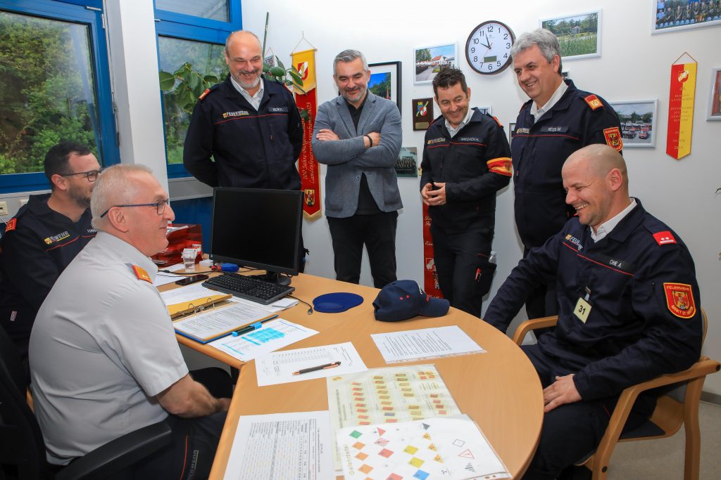 Erfolgreiche "Feuerwehrmatura": 42 neue "Goldene" im Burgenland Eisensadt Dorner Stefan Lomosits (3.v.r.) von der Freiwilligen Feuerwehr Draßburg, ist einer der erfolgreichen Prüflinge zum FLA in Gold Landesfeuerwehrreferent Landesrat Heinrich Dorner besuchte Samstagvormittag den Bewerb und informierte sich über den Ablauf und den Umfang der Prüfung (v.l.): Landesfeuerwehrkommandanten-Stellvertreter LBDS Martin Reidl, Bewerbsleiter Landesfeuerwehrkommandanten-Stellvertreter LBDS Harald Nakovich, Landesfeuerwehrreferent Landesrat Heinrich Dorner und Landesfeuerwehrkommandant LBD Ing. Franz Kropf im Landesfeuerwehrverband in Eisenstadt