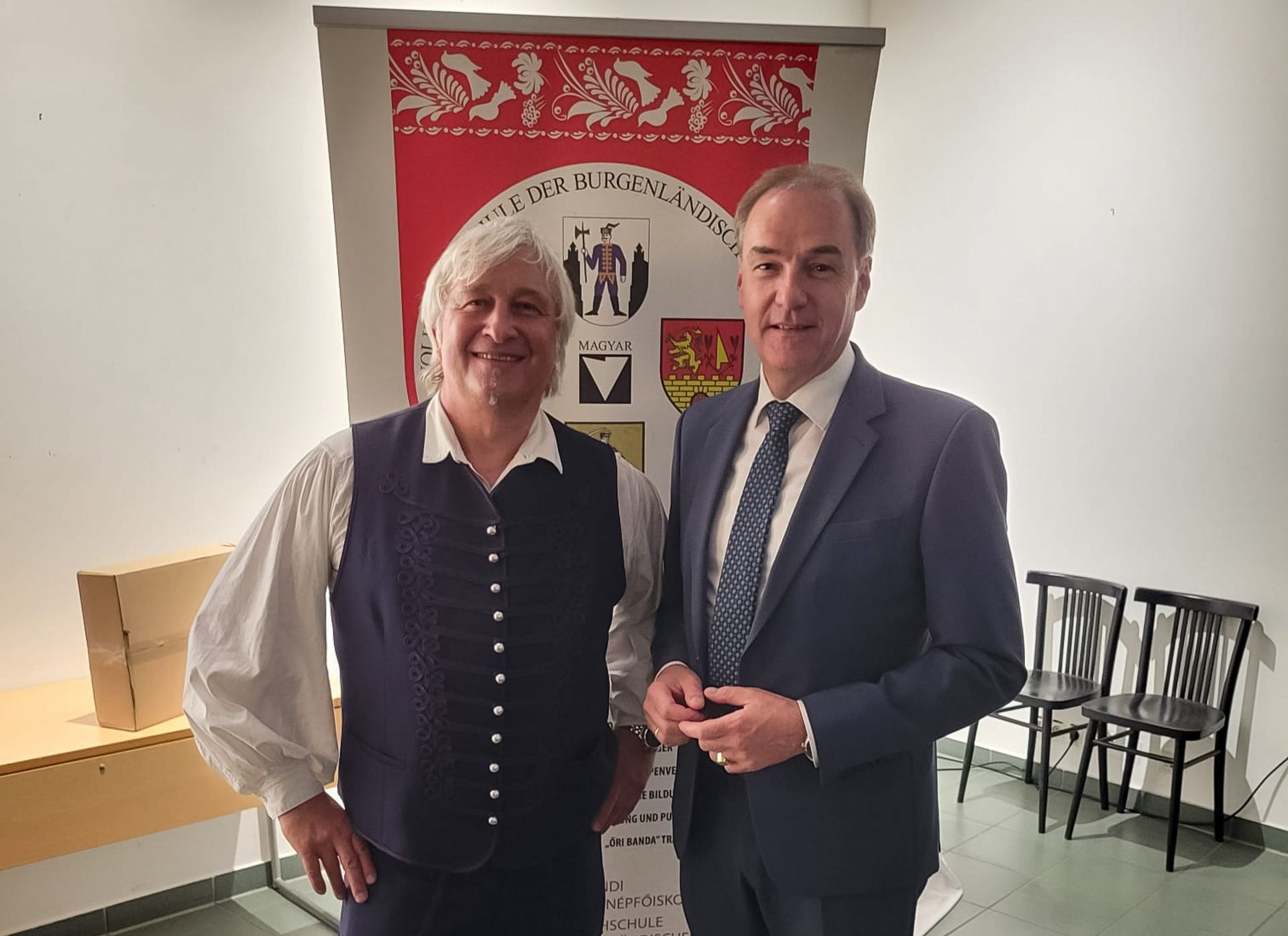 35 Jahre VHS der Burgenländischen Ungarn: Festakt in Oberwart Landesrat Dr. Leonhard Schneemann mit Mag. Attila Somogyi, Leiter der Volkshochschule der Burgenländischen Ungarn