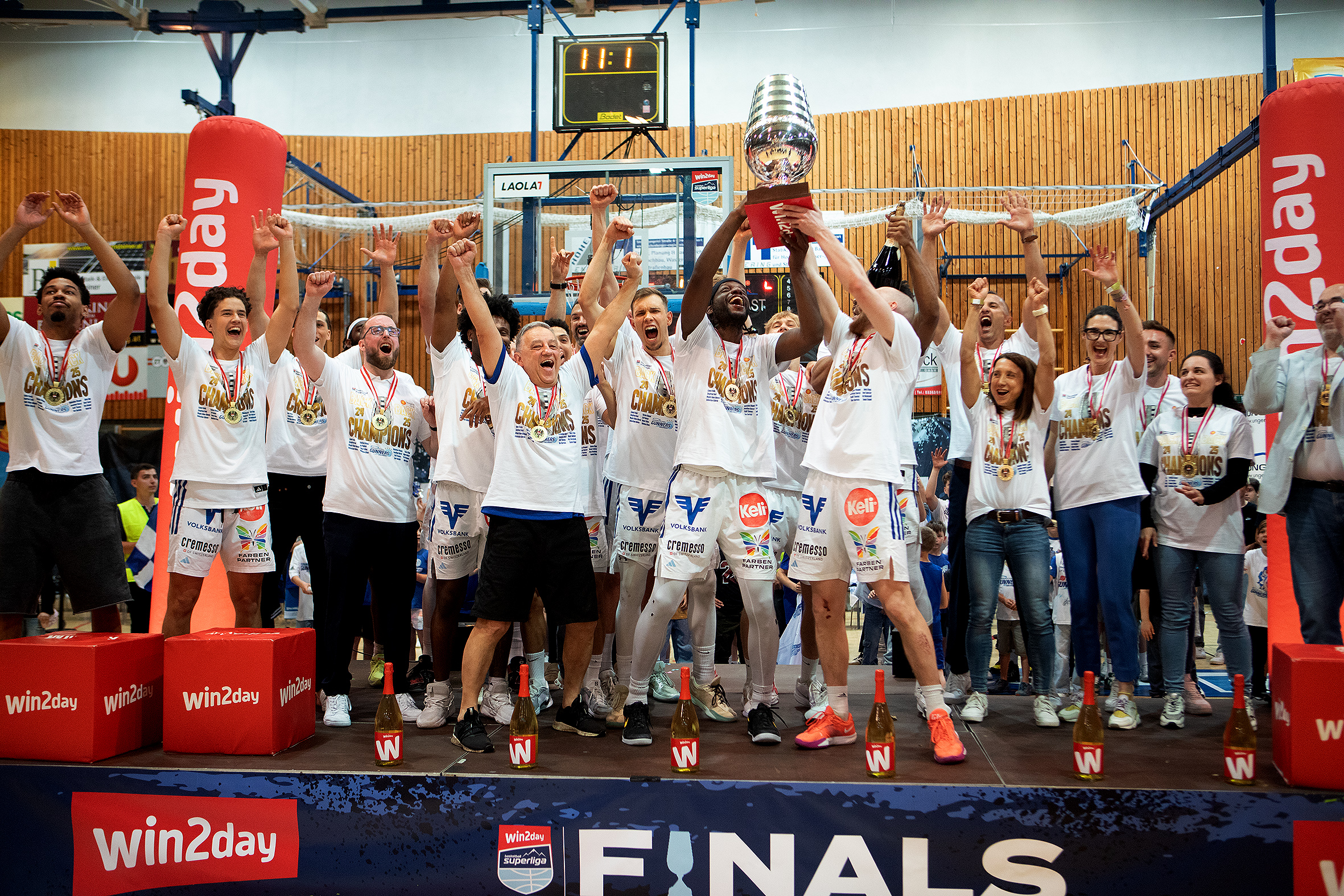 Gunners Oberwart holen erneut den Meistertitel in der Basketball Superliga Die Mannschaft und Funktionäre der Unger Steel Gunners Oberwart feierten den Meistertitel in der Oberwarter Sporthalle ausgelassen.