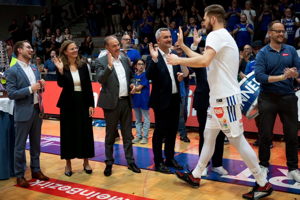 Gunners Oberwart holen erneut den Meistertitel in der Basketball Superliga
Landeshauptmann-Stellvertreterin Anja Haider-Wallner, Landesrat Leonhard Schneemann und Sport-Landesrat Heinrich Dorner beglückwünschten die Gunners Oberwart.