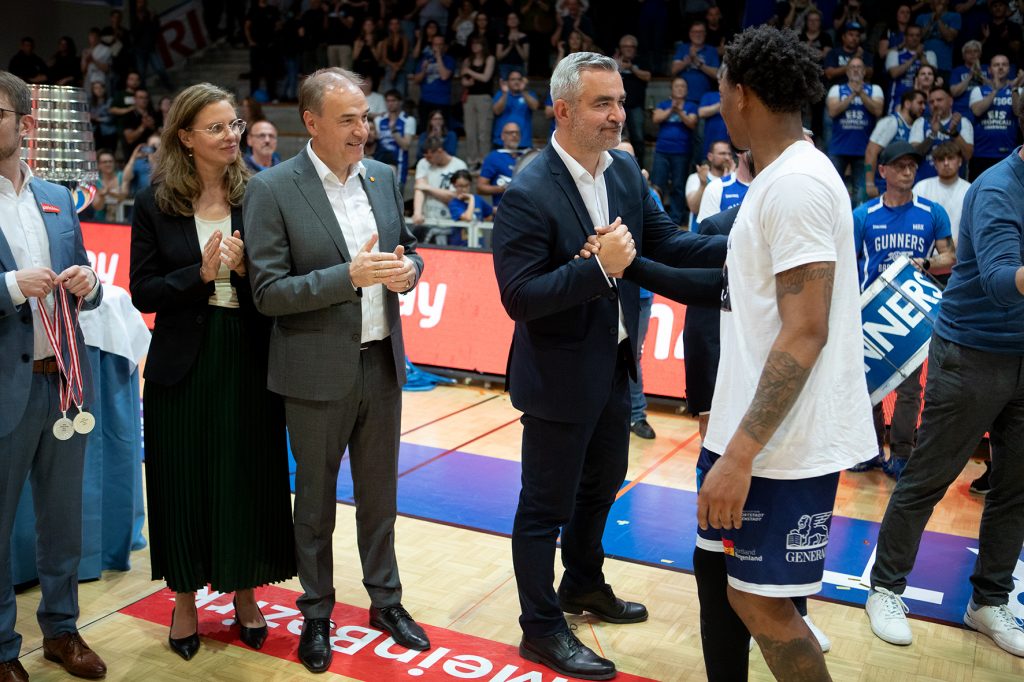 Gunners Oberwart holen erneut den Meistertitel in der Basketball Superliga 
Landeshauptmann-Stellvertreterin Anja Haider-Wallner, Landesrat Leonhard Schneemann und Sport-Landesrat Heinrich Dorner gratulierten dem Vizemeister Dragonz Eisenstadt zur Leistung.