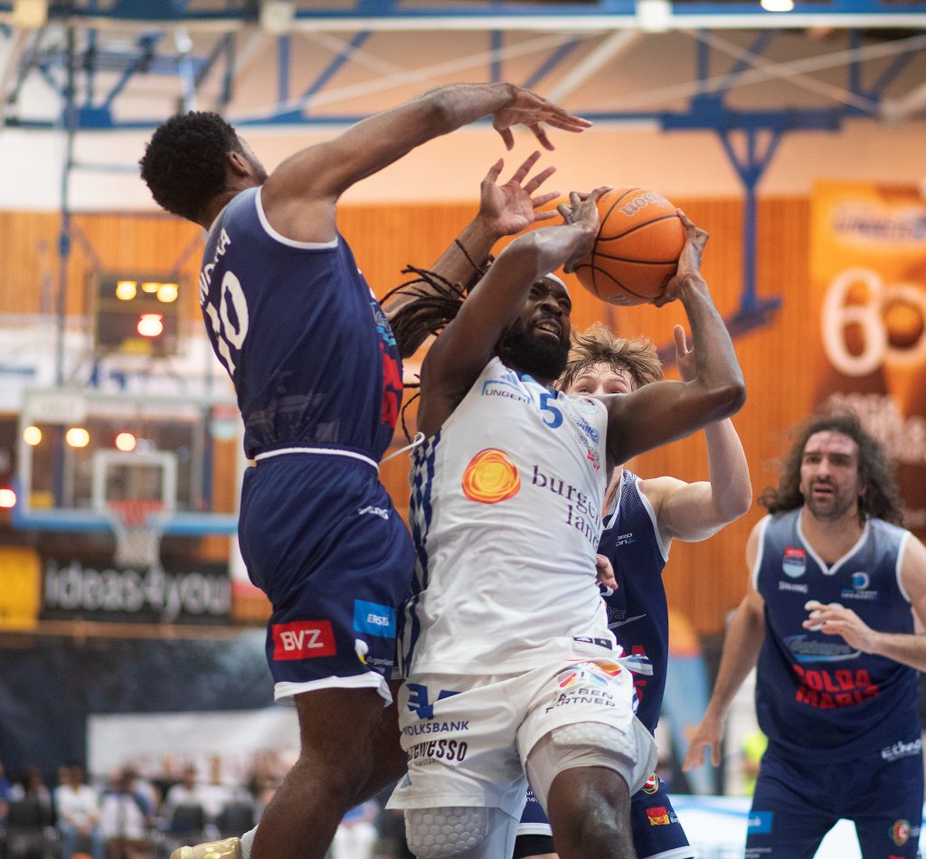 Gunners Oberwart holen erneut den Meistertitel in der Basketball Superliga 
Gunners-Forward Siegfried Rico Reid (r.) eroberte in dieser Szene den Ball von Dragonz-Guard Austen Awosika (l.).