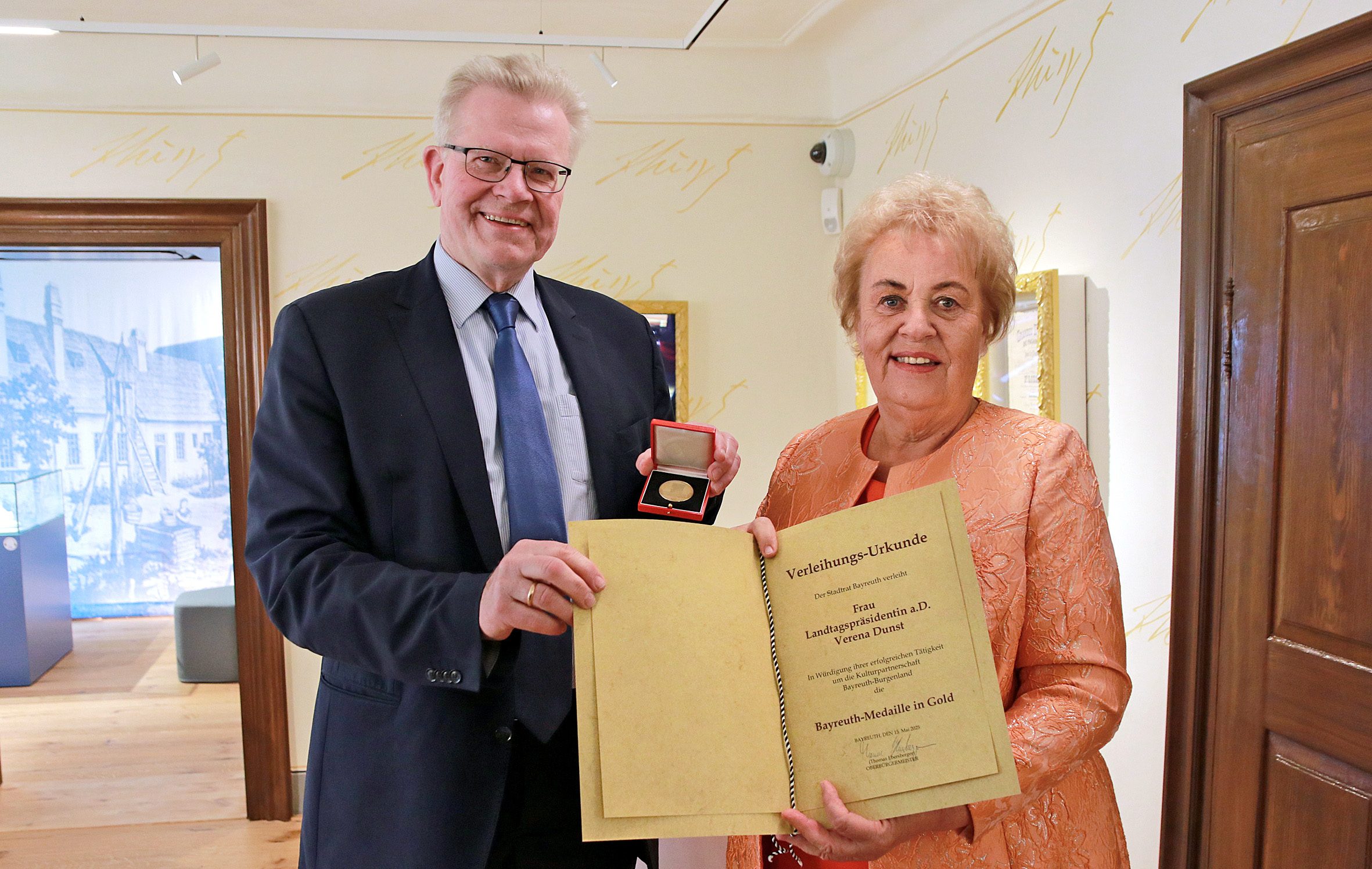 Verena Dunst mit Bayreuth Medaille in Gold ausgezeichnet Bayreuths Oberbürgermeister Thomas Ebersberger überreichte LTPräs.in a.D. Verena Dunst die Bayreuth Medaille in Gold