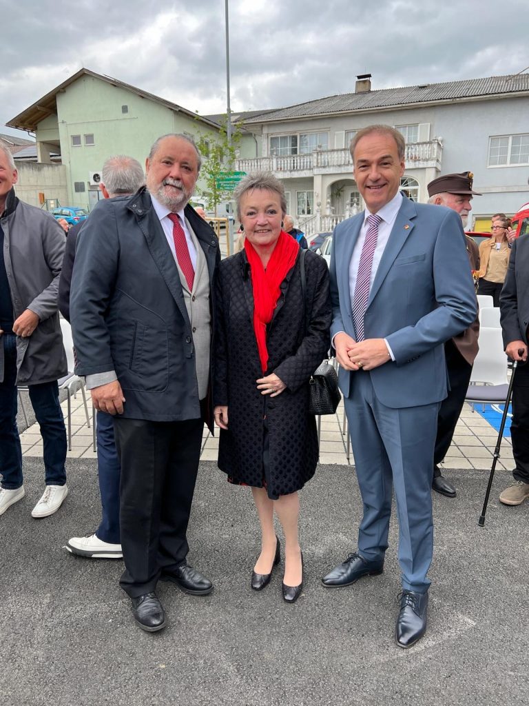 Eröffnung des neuen Feuerwehrhauses Bernstein Landesrat Leonhard Schneemann mit Bürgermeisterin Renate Habetler und Bezirkshauptmann Peter Bubik bei der Eröffnung. Landesrat Leonhard Schneemann mit ausgezeichneten Feuerwehrmännern bei der Eröffnung des neuen Feuerwehrhauses in Bernstein.