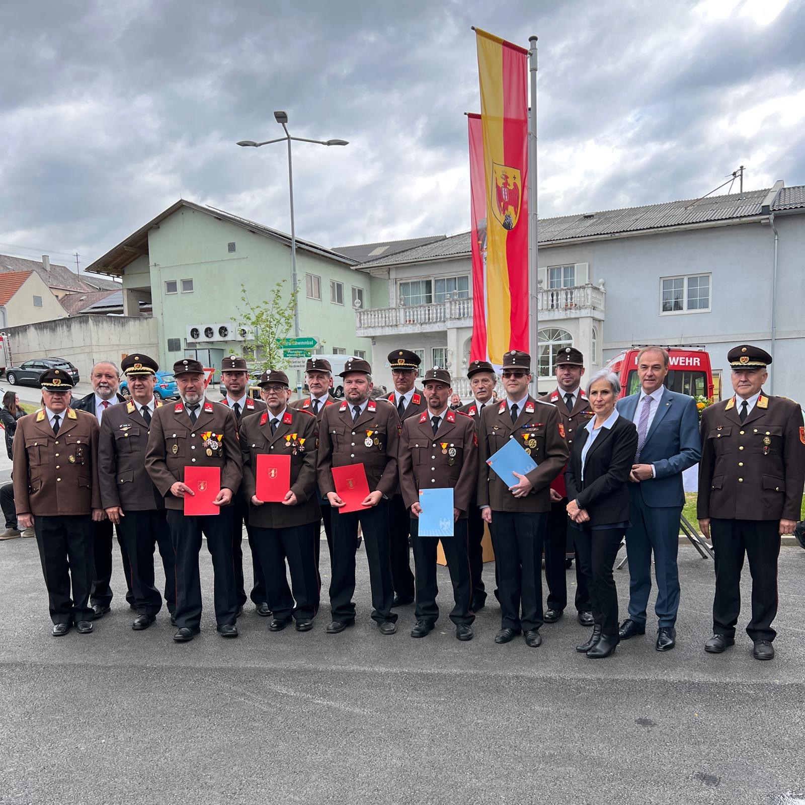 Eröffnung des neuen Feuerwehrhauses Bernstein Landesrat Leonhard Schneemann mit Bürgermeisterin Renate Habetler und Bezirkshauptmann Peter Bubik bei der Eröffnung. Landesrat Leonhard Schneemann mit ausgezeichneten Feuerwehrmännern bei der Eröffnung des neuen Feuerwehrhauses in Bernstein.