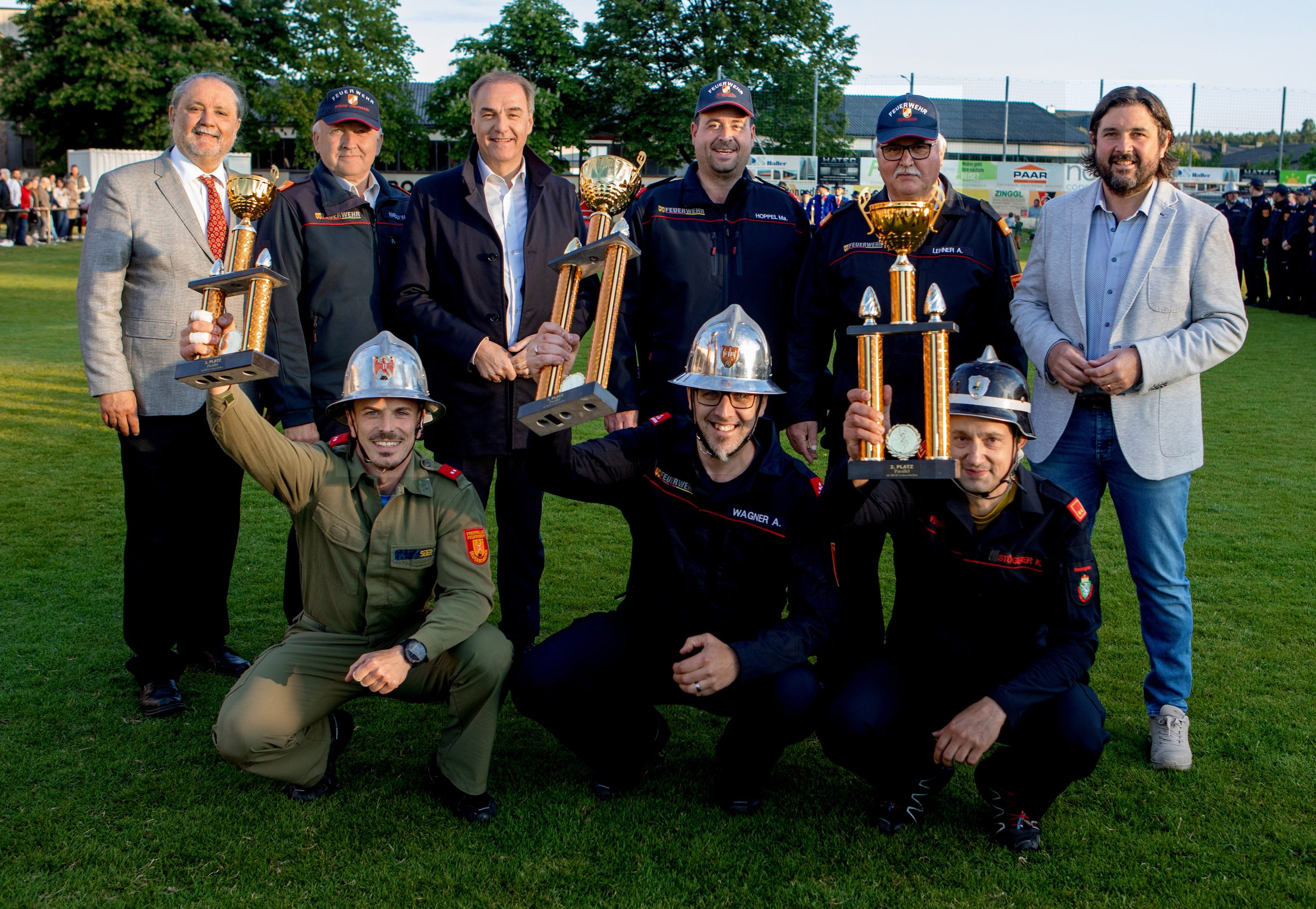 Feuerwehrkameraden glänzten beim Bezirksfeuerwehrleistungsbewerb in Bronze und Silber mit Einsatz, Teamgeist und beeindruckender Leistung Burgenland Feuerwehr Freiwillige Feuerwehr  Bezirkshauptmann Wirklicher Hofrat Mag. Peter Bubik, Bezirksfeuerwehrkommandant Oberbrandrat (OBR) Wolfgang Kinelly, Landesrat Dr. Leonhard Schneemann, Bürgermeister Marc Hoppel (Grafenschachen), Bezirksfeuerwehrkomandant-Stellvertreter Brandrat (BR) Adolf Lehner und Landtagsabgeordneter Hans Unger (hinten v.l.) gratulierten den Vertretern der Zeitschnellsten Bewerbsgruppen (vorne v.l.: 3. Grafenschachen, 1. Jabing und 2. Baumgarten).