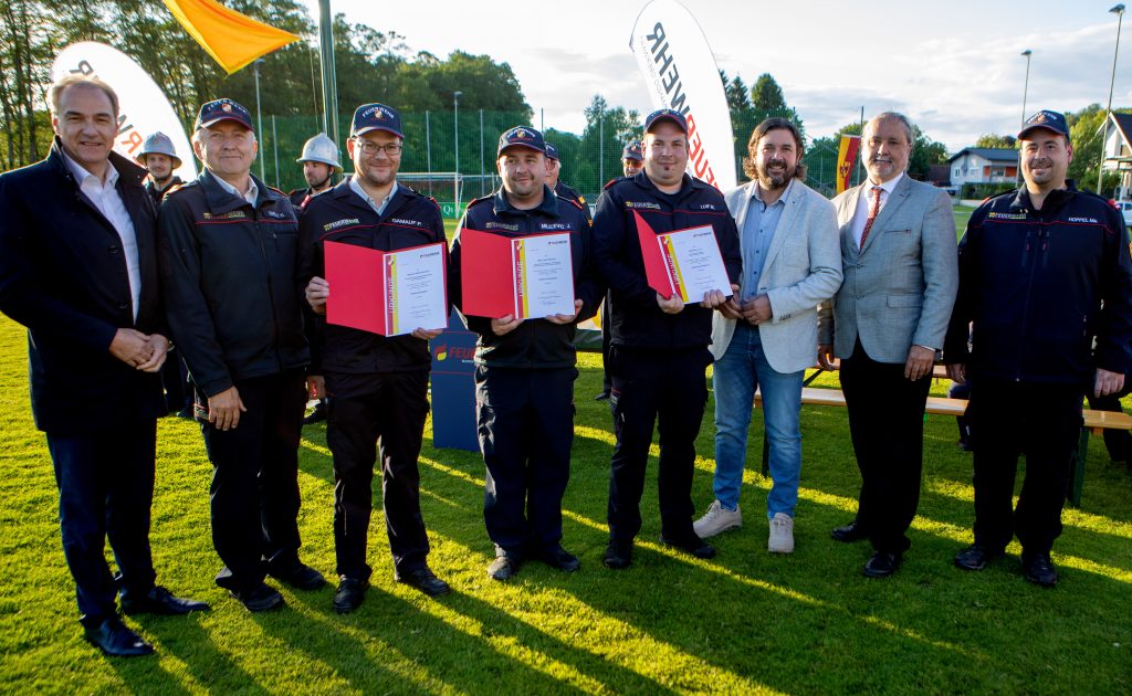 Feuerwehrkameraden glänzten beim Bezirksfeuerwehrleistungsbewerb in Bronze und Silber mit Einsatz, Teamgeist und beeindruckender Leistung Burgenland Feuerwehr Freiwillige Feuerwehr 
Landesrat Dr. Leonhard Schneemann (l.) , Bezirksfeuerwehrkommandant Oberbrandrat (OBR) Wolfgang Kinelly (2.v.l.), Landtagsabgeordneter Hans Unger (3.v.r.), Bezirkshauptmann Wirklicher Hofrat (WHR) Mag. Peter Bubik (2.v.r.) und Bürgermeister Marc Hoppel (r.) gratulierten Oberbrandinspektor (OBI) Michael Gamauf (3.v.l.), Oberbrandinspektor (OBI) Josip Milicevic (4.v.l.) und Oberbrandinspektor (OBI) Marco Luif (4.v.r.) zu ihren Beförderungen.