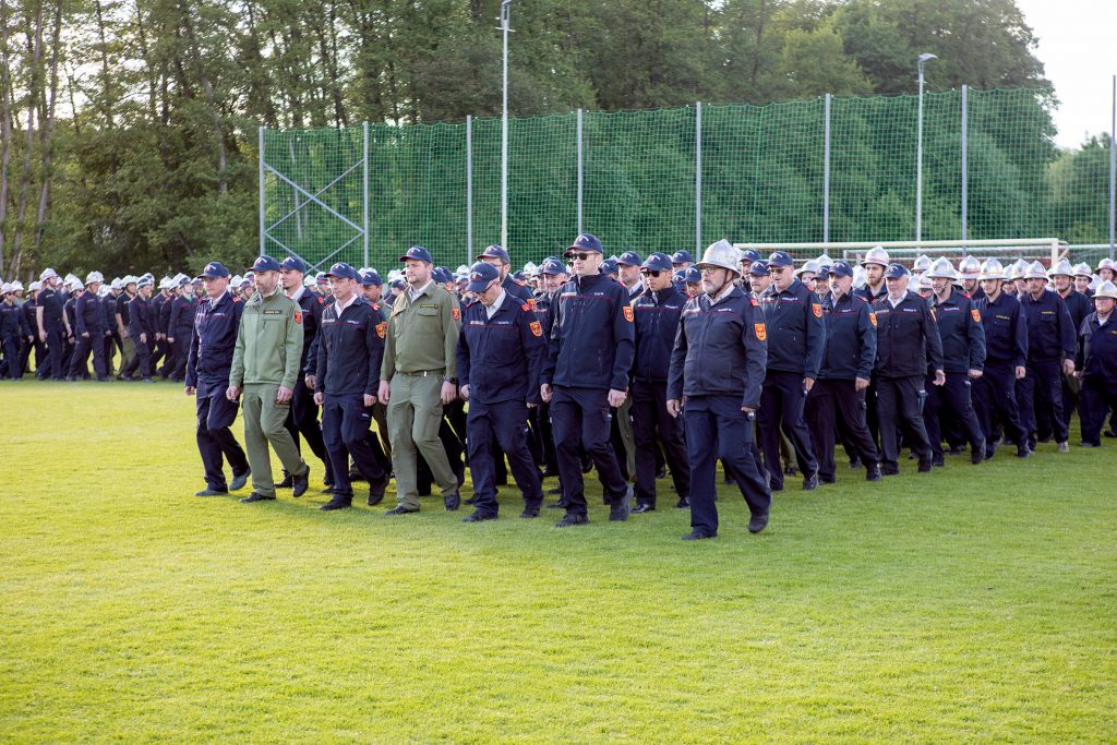 Feuerwehrkameraden glänzten beim Bezirksfeuerwehrleistungsbewerb in Bronze und Silber mit Einsatz, Teamgeist und beeindruckender Leistung Burgenland Feuerwehr Freiwillige Feuerwehr  
Gruppenfoto vom Einzug der Freiwilligen Feuerwehren am Sportplatz in Grafenschachen.