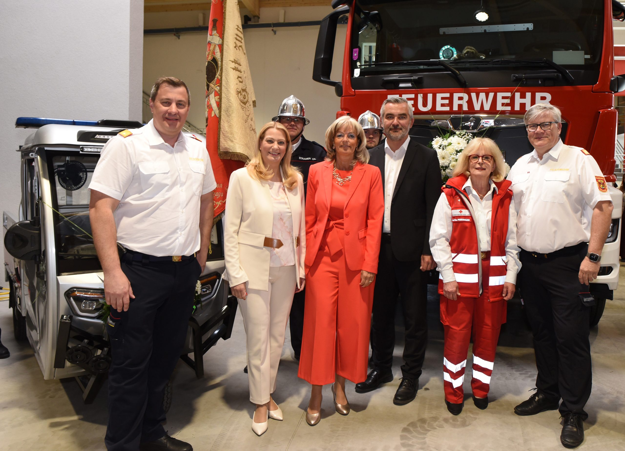 Feuerwehrhaus Neusiedl am See feierlich eröffnet Gruppenbild von der Eröffnungsfeier (v.l.) Neusiedls Feuerwehrkommandant ABI Reinhard Theuritzbacher, Landesrätin Mag. (FH) Daniela Winkler, Fahnenträger Christian Stramer, Bürgermeisterin LAbg. Elisabeth Böhm, Alexander Bierbaum, Landesrat Mag. Heinrich Dorner, Friederike Pirringer, Präsidentin Rotes Kreuz Burgenland, Bezirksfeuerwehrkommandant OBR Anton Kandelsdorfer. Burgenland