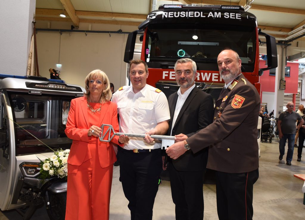 Feuerwehrhaus Neusiedl am See feierlich eröffnet Gruppenbild von der Eröffnungsfeier (v.l.) Neusiedls Feuerwehrkommandant ABI Reinhard Theuritzbacher, Landesrätin Mag. (FH) Daniela Winkler, Fahnenträger Christian Stramer, Bürgermeisterin LAbg. Elisabeth Böhm, Alexander Bierbaum, Landesrat Mag. Heinrich Dorner, Friederike Pirringer, Präsidentin Rotes Kreuz Burgenland, Bezirksfeuerwehrkommandant OBR Anton Kandelsdorfer. Burgenland
Bei der Schlüsselübergabe (v.l.) Bürgermeisterin LAbg. Elisabeth Böhm, Feuerwehrkommandant ABI Reinhard Theuritzbacher, Landesrat Mag. Heinrich Dorner, Landesfeuerwehrkommandant LBD Ing. Franz Kropf.