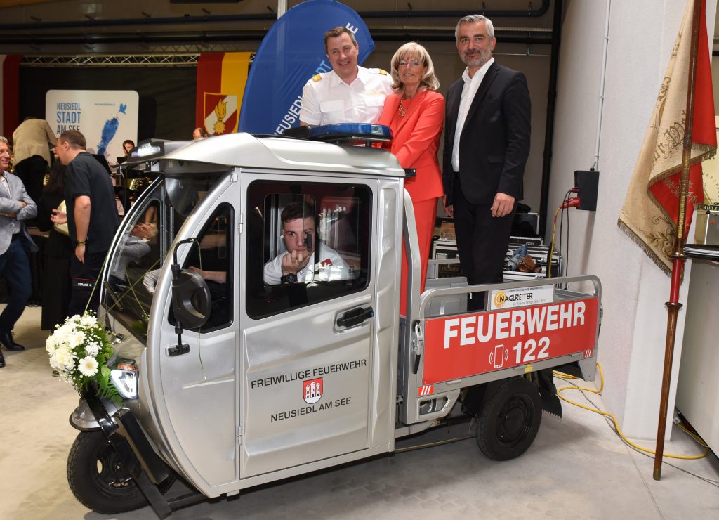 Feuerwehrhaus Neusiedl am See feierlich eröffnet Gruppenbild von der Eröffnungsfeier (v.l.) Neusiedls Feuerwehrkommandant ABI Reinhard Theuritzbacher, Landesrätin Mag. (FH) Daniela Winkler, Fahnenträger Christian Stramer, Bürgermeisterin LAbg. Elisabeth Böhm, Alexander Bierbaum, Landesrat Mag. Heinrich Dorner, Friederike Pirringer, Präsidentin Rotes Kreuz Burgenland, Bezirksfeuerwehrkommandant OBR Anton Kandelsdorfer. Burgenland
Testeten das neue Elektromobil (auf der Ladefläche v.l.) Feuerwehrkommandant ABI Reinhard Theuritzbacher, Bürgermeisterin LAbg. Elisabeth Böhm, Landesrat Mag. Heinrich Dorner.