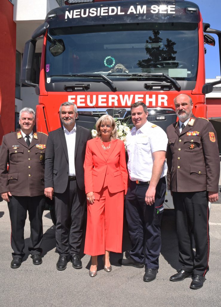 Feuerwehrhaus Neusiedl am See feierlich eröffnet Gruppenbild von der Eröffnungsfeier (v.l.) Neusiedls Feuerwehrkommandant ABI Reinhard Theuritzbacher, Landesrätin Mag. (FH) Daniela Winkler, Fahnenträger Christian Stramer, Bürgermeisterin LAbg. Elisabeth Böhm, Alexander Bierbaum, Landesrat Mag. Heinrich Dorner, Friederike Pirringer, Präsidentin Rotes Kreuz Burgenland, Bezirksfeuerwehrkommandant OBR Anton Kandelsdorfer. Burgenland
Bei der Eröffnungsfeier des Feuerwehrhauses in Neusiedl wurde auch ein Wechselladerfahrzeug gesegnet (v.l.) Landesfeuerwehrkommandant-Stellvertreter LBDS Martin Reidl, Landesrat Mag. Heinrich Dorner, Bürgermeisterin LAbg. Elisabeth Böhm, Neusiedls Feuerwehrkommandant ABI Reinhard Theuritzbacher, Landesfeuerwehrkommandant LBD Ing. Franz Kropf.