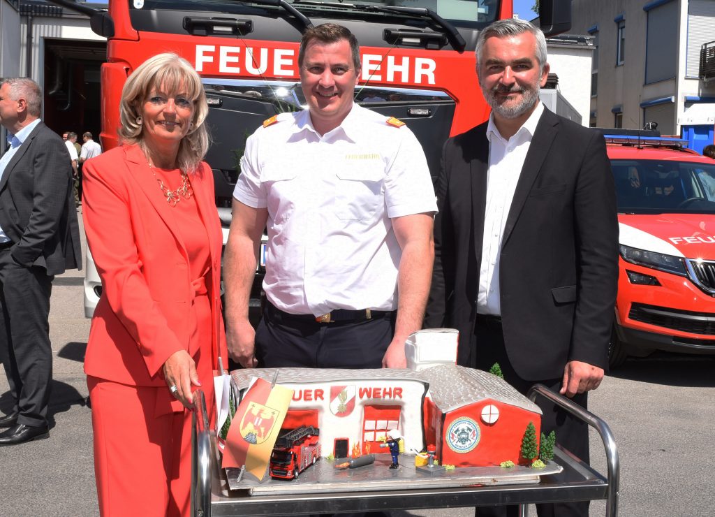 Feuerwehrhaus Neusiedl am See feierlich eröffnet Gruppenbild von der Eröffnungsfeier (v.l.) Neusiedls Feuerwehrkommandant ABI Reinhard Theuritzbacher, Landesrätin Mag. (FH) Daniela Winkler, Fahnenträger Christian Stramer, Bürgermeisterin LAbg. Elisabeth Böhm, Alexander Bierbaum, Landesrat Mag. Heinrich Dorner, Friederike Pirringer, Präsidentin Rotes Kreuz Burgenland, Bezirksfeuerwehrkommandant OBR Anton Kandelsdorfer. Burgenland Zum Eröffnungsfest gab es auch ein Feuerwehrhaus in Tortenform (v.l.)Bürgermeisterin LAbg. Elisabeth Böhm, Feuerwehrkommandant ABI Reinhard Theuritzbacher, Landesrat Mag. Heinrich Dorner.