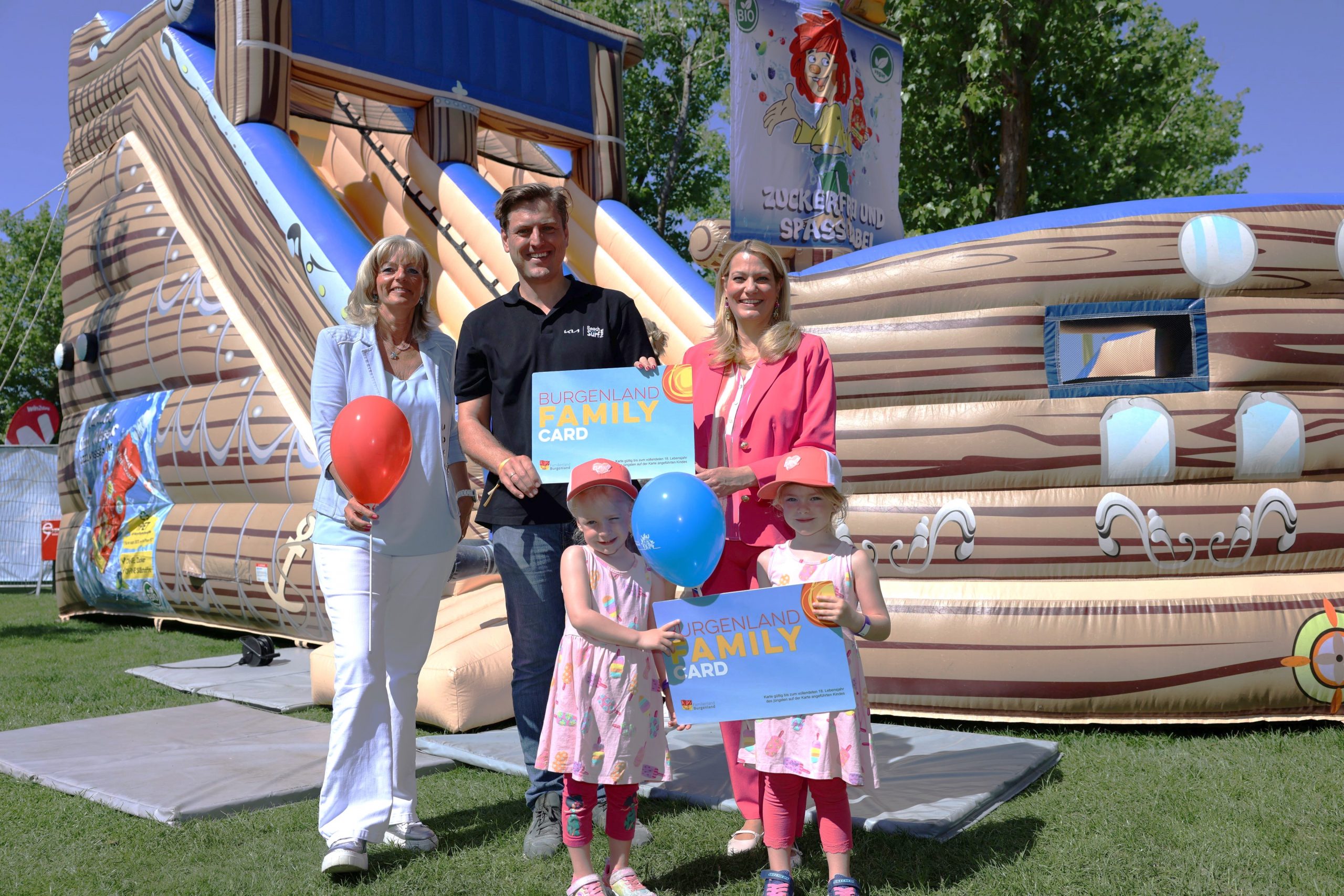 Familienlandesrätin Winkler eröffnet Familientag beim Beach & Surf Fest 2025 Bürgermeisterin Elisabeth Böhm, Daniel Hupfer und Landesrätin Daniela Winkler mit teilnehmenden Kindern bei der Eröffnung. Neusiedler See Burgenland