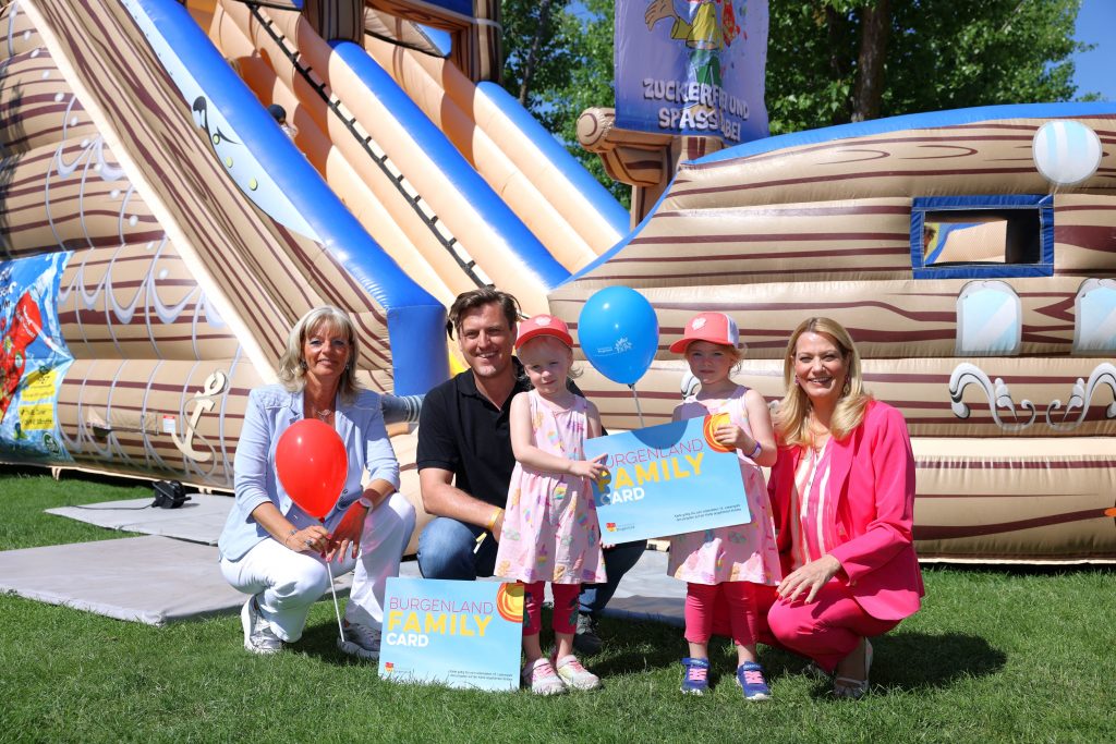 Familienlandesrätin Winkler eröffnet Familientag beim Beach & Surf Fest 2025 Bürgermeisterin Elisabeth Böhm, Daniel Hupfer und Landesrätin Daniela Winkler mit teilnehmenden Kindern bei der Eröffnung. Neusiedler See Burgenland