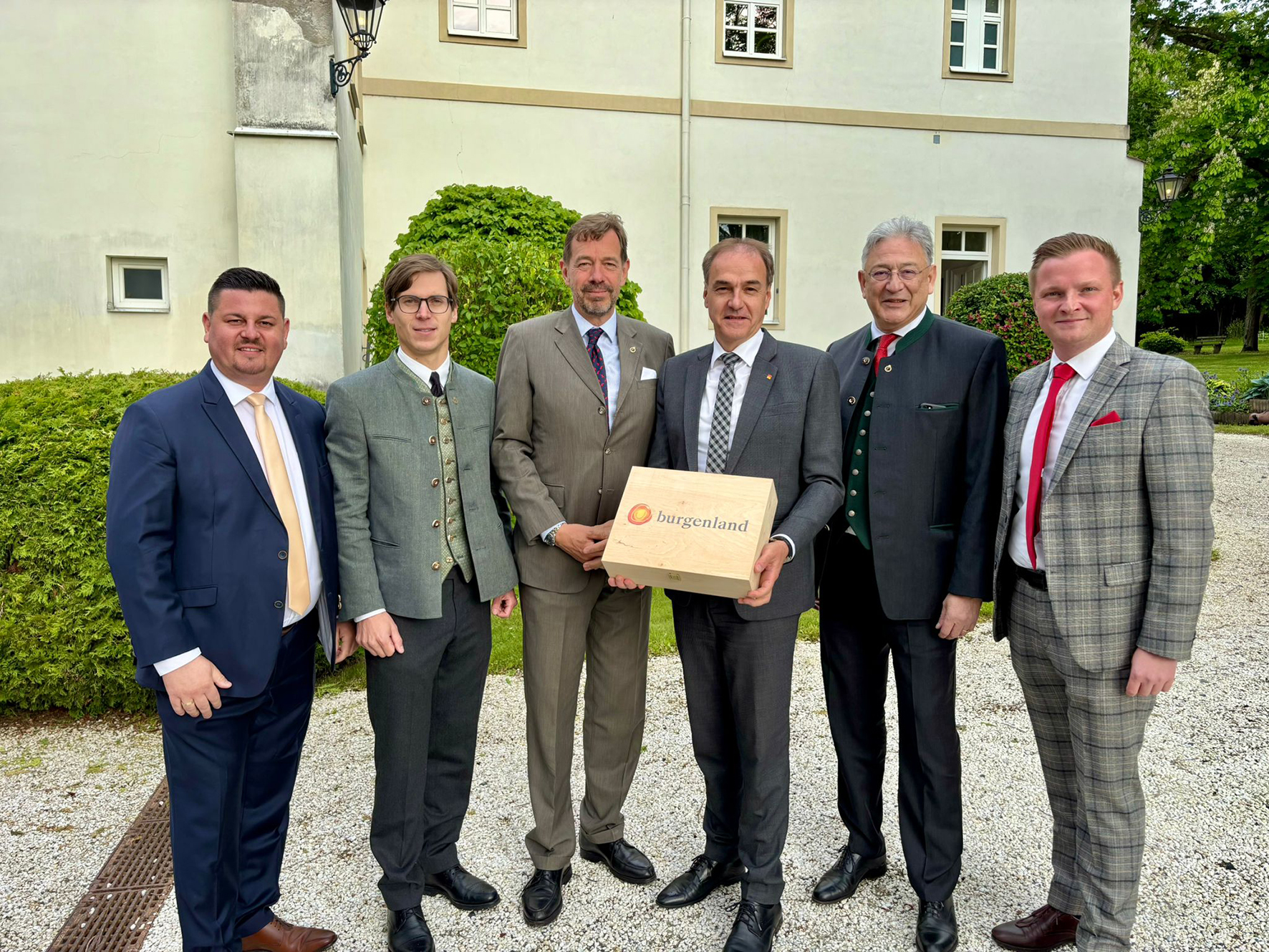 30 Jahre Fürst Esterházy'sche Privatstiftung Lockenhaus– Engagement mit Weitblick Landesrat Dr. Leonhard Schneemann (3.v.r.) im Zuge des 30-jährigen Jubiläums in Lockenhaus mit Bürgermeister Michael Kefeder, DDipl.-Ing. Christoph Lainer (Vorstandsmitglied), Ing. Nikolaus Draskovich, MBA (Stv. Vorstandsvorsitzender) und Dr. Philipp Meran (Vorstandsvorsitzender, alle Fürst Esterházy'sche Privatstiftung) und Vizebürgermeister Christoph Frühstück (v.l.).