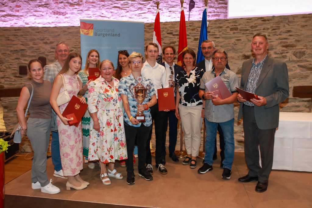 Burgenländische Ehrung für Aktive und Funktionäre im Sport Burgenland Sportlandesrat Heinrich Dorner Gruppenfoto UNION