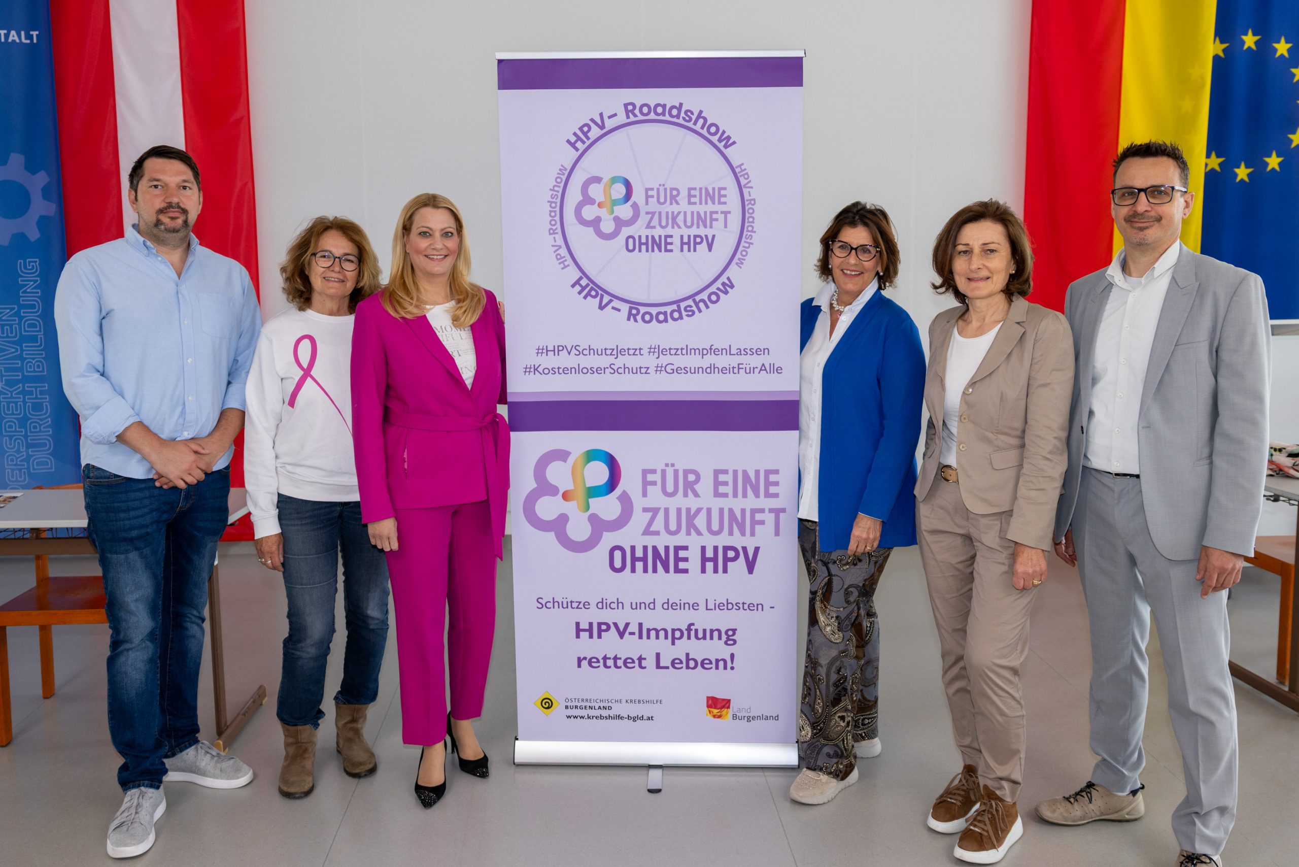 HPV-Roadshow macht Station an burgenländischen Schulen Burgenland Dr. Martin Krizmanits, Schularzt der BHAK/BHAS Eisenstadt, Dr.in Susanne Kunz,  LRin Mag.a (FH) Daniela Winkler, Pink-Ribbon-Botschafterin Àgnes Ottrubay, Mag.a Andrea Konrath, Geschäftsführerin der Österreichischen Krebshilfe Burgenland, und Mag. Reinhard Gaul, Direktor der BHAK/BHAS Eisenstadt.