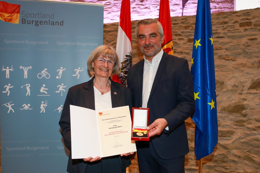 Burgenländische Ehrung für Aktive und Funktionäre im Sport Burgenland Sportlandesrat Heinrich Dorner Sportlandesrat Heinrich Dorner 
Heidemarie Wech erhielt für ihre Verdienste als Funktionärin beim Union Yacht Club Neufeldersee (UNION) von Sportlandesrat Heinrich Dorner die Goldene Medaille für Verdienste um den Sport überreicht