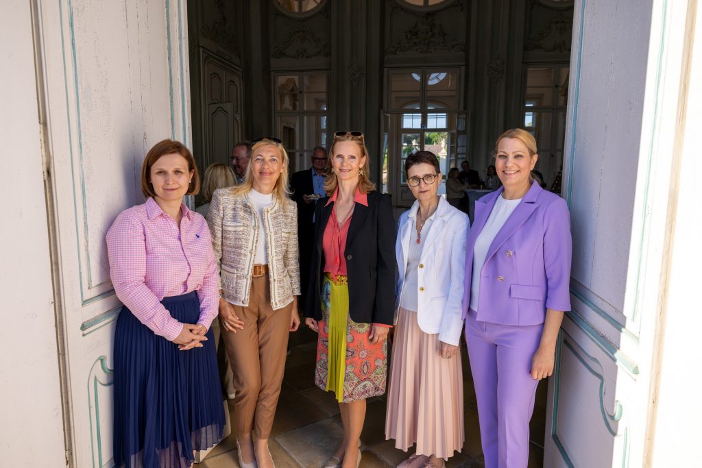 Auftakt zur Jahresausstellung im Schloss Halbturn: "Verborgene Schätze aus dem Hause Habsburg" Landesrätin Daniela Winkler bei der Präsentation im Schloss Halbturn. Landesrätin Daniela Winkler, Mag. Gabriele Schindl, Organisationsleitung und Philippa Königsegg-Aulendorf, Präsidentin des Vereins der Halbturner Schlosskonzerte.
