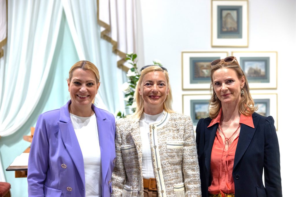 Auftakt zur Jahresausstellung im Schloss Halbturn: "Verborgene Schätze aus dem Hause Habsburg" Landesrätin Daniela Winkler bei der Präsentation im Schloss Halbturn. Landesrätin Daniela Winkler, Mag. Gabriele Schindl, Organisationsleitung und Philippa Königsegg-Aulendorf, Präsidentin des Vereins der Halbturner Schlosskonzerte.