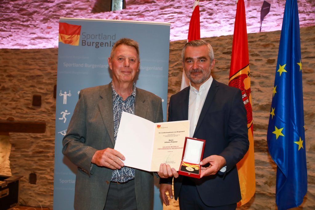 Burgenländische Ehrung für Aktive und Funktionäre im Sport Burgenland Sportlandesrat Heinrich Dorner
Johann Prünner, UTC Pöttsching (UNION), erhielt als Funktionär die Goldene Medaille, Sportlandesrat Heinrich Dorner gratulierte herzlich