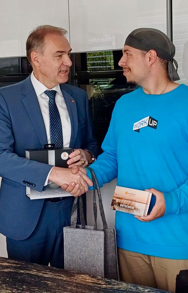 Landeslehrlingswettbewerb: Sieggrabener Tischler-Talent holt sich Landessieg Landesrat Leonhard Schneemann gratulierte Sebastian Griecher zu seinem Erfolg (v.l.): Geschäftsführer Ing. Michael Schütz, Küche und Wohnen – Schütz GmbH, Landesrat Dr. Leonhard Schneemann, Sebastian Griecher und DDI Dr. Herbert Schütz Burgenland