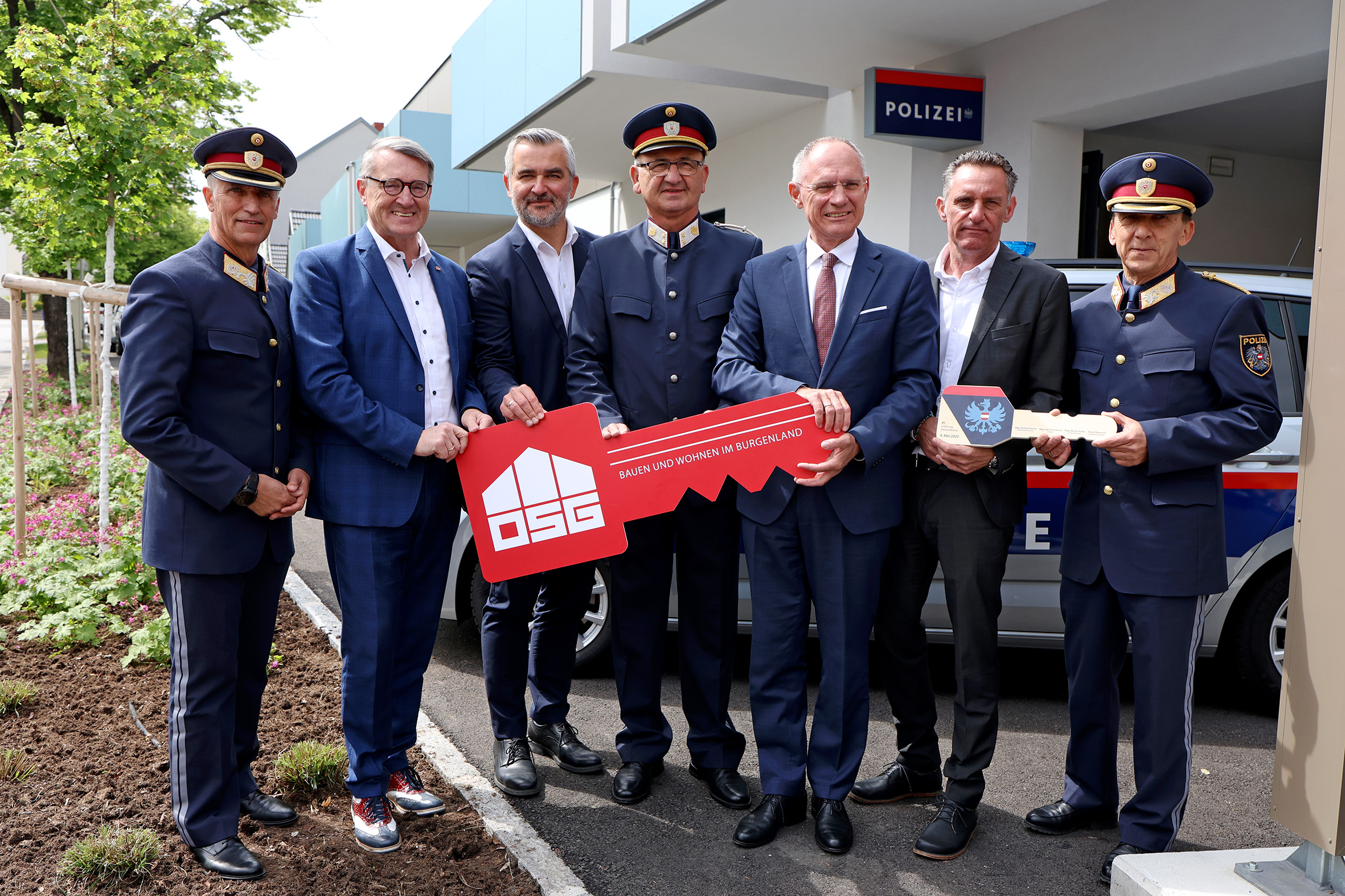 Neue Polizeiinspektion in Deutschkreutz feierlich eröffnet Landespolizeidirektor Martin Huber, Alfred Kollar (Geschäftsführer der Oberwarter Siedlungsgenossenschaft), Landesrat Heinrich Dorner, Anton Blasovich (Kommandant der Deutschkreutzer Polizeistation), Innenminister Gerhard Karner, Bürgermeister Andreas Kacsits (Deutschkreutz) und Christian Wukitsch (3. Polizeidirektor Burgenland)
