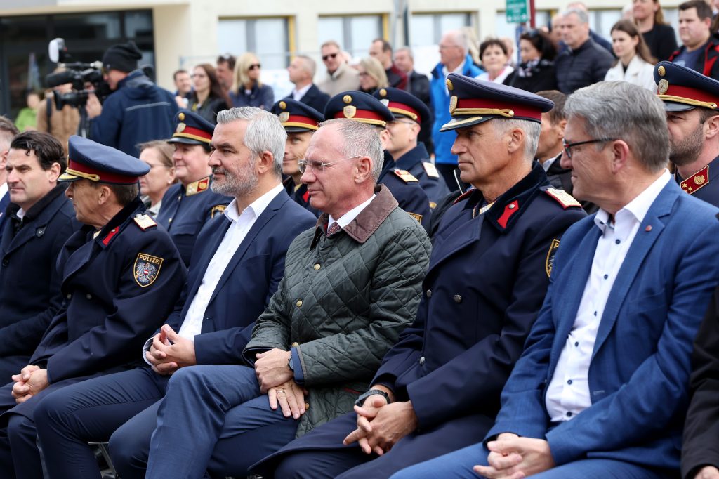 Neue Polizeiinspektion in Deutschkreutz feierlich eröffnet Landespolizeidirektor Martin Huber, Alfred Kollar (Geschäftsführer der Oberwarter Siedlungsgenossenschaft), Landesrat Heinrich Dorner, Anton Blasovich (Kommandant der Deutschkreutzer Polizeistation), Innenminister Gerhard Karner, Bürgermeister Andreas Kacsits (Deutschkreutz) und Christian Wukitsch (3. Polizeidirektor Burgenland)
Landesrat Heinrich Dorner, Innenminister Gerhard Karner, Landespolizeidirektor Martin Huber und Alfred Kollar (Geschäftsführer der Oberwarter Siedlungsgenossenschaft)