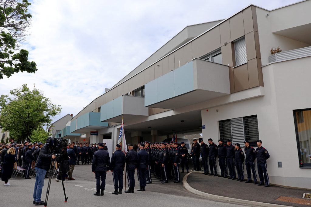 Neue Polizeiinspektion in Deutschkreutz feierlich eröffnet Landespolizeidirektor Martin Huber, Alfred Kollar (Geschäftsführer der Oberwarter Siedlungsgenossenschaft), Landesrat Heinrich Dorner, Anton Blasovich (Kommandant der Deutschkreutzer Polizeistation), Innenminister Gerhard Karner, Bürgermeister Andreas Kacsits (Deutschkreutz) und Christian Wukitsch (3. Polizeidirektor Burgenland)
Die neue Polizeistation in Deutschkreutz