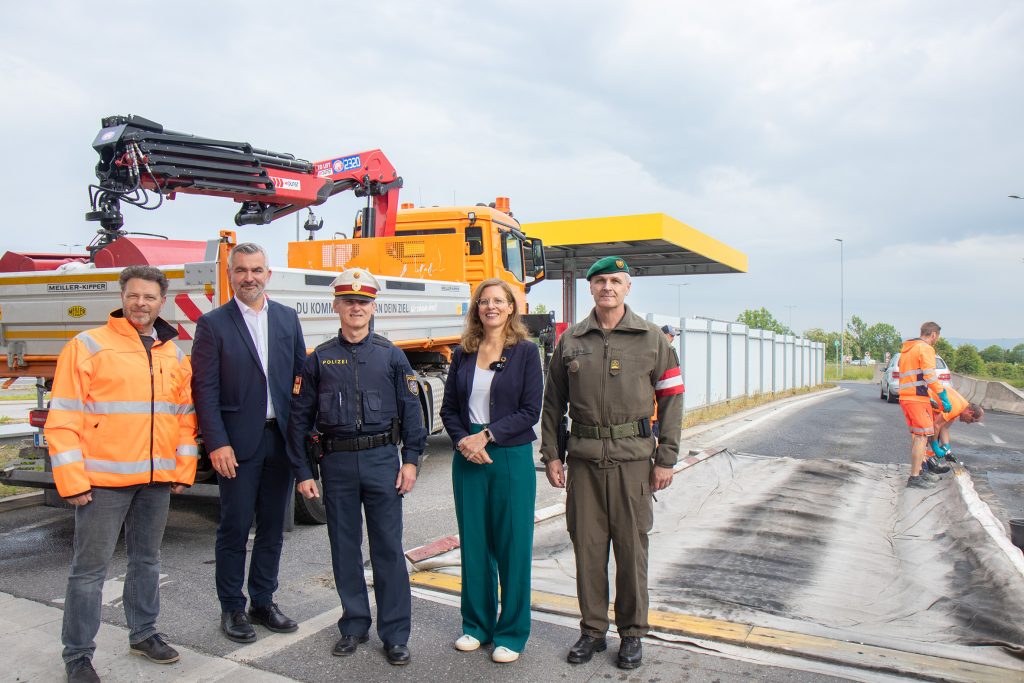 Grenzübergänge im Burgenland nach Ende der MKS-Maßnahmen wieder offen – Seuchenteppiche abgebaut DI Gerald Gebhardt, Leiter Bau und Betrieb Nord der Baudirektion Burgenland, Landesrat Mag. Heinrich Dorner, Landeshauptmann-Stellvertreterin Anja Haider-Wallner, Stadtpolizeikommandant Oberst Günter Hauer, BA MA, und Oberst Raimund Wrana, stellvertretender Militärkommandant für Burgenland, mit Mitarbeiterin der Baudirektion beim Abbau des letzten Seuchenteppichs am Grenzübergang Klingenbach.
DI Gerald Gebhardt, Leiter Bau und Betrieb Nord der Baudirektion Burgenland, Landesrat Mag. Heinrich Dorner, Landeshauptmann-Stellvertreterin Anja Haider-Wallner, Stadtpolizeikommandant Oberst Günter Hauer, BA MA, und Oberst Raimund Wrana, stellvertretender Militärkommandant für Burgenland, und beim Abbau des letzten Seuchenteppichs am Grenzübergang Klingenbach.
