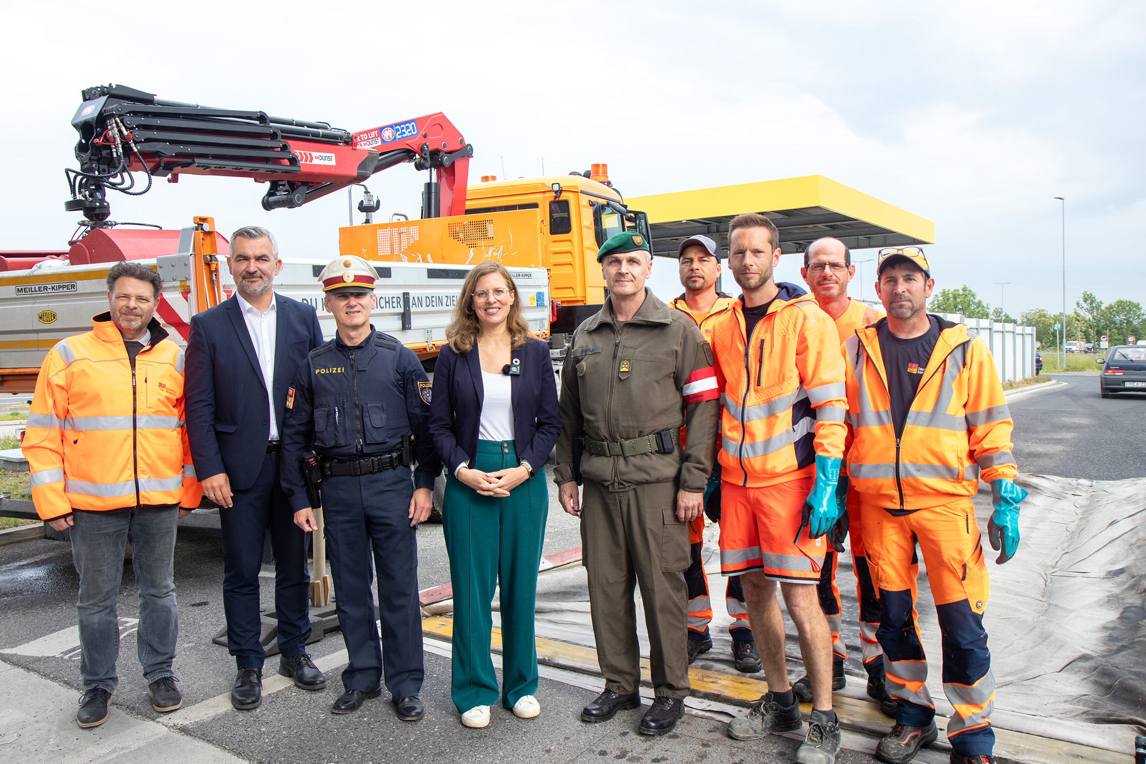 Grenzübergänge im Burgenland nach Ende der MKS-Maßnahmen wieder offen – Seuchenteppiche abgebaut DI Gerald Gebhardt, Leiter Bau und Betrieb Nord der Baudirektion Burgenland, Landesrat Mag. Heinrich Dorner, Landeshauptmann-Stellvertreterin Anja Haider-Wallner, Stadtpolizeikommandant Oberst Günter Hauer, BA MA, und Oberst Raimund Wrana, stellvertretender Militärkommandant für Burgenland, mit Mitarbeiterin der Baudirektion beim Abbau des letzten Seuchenteppichs am Grenzübergang Klingenbach.